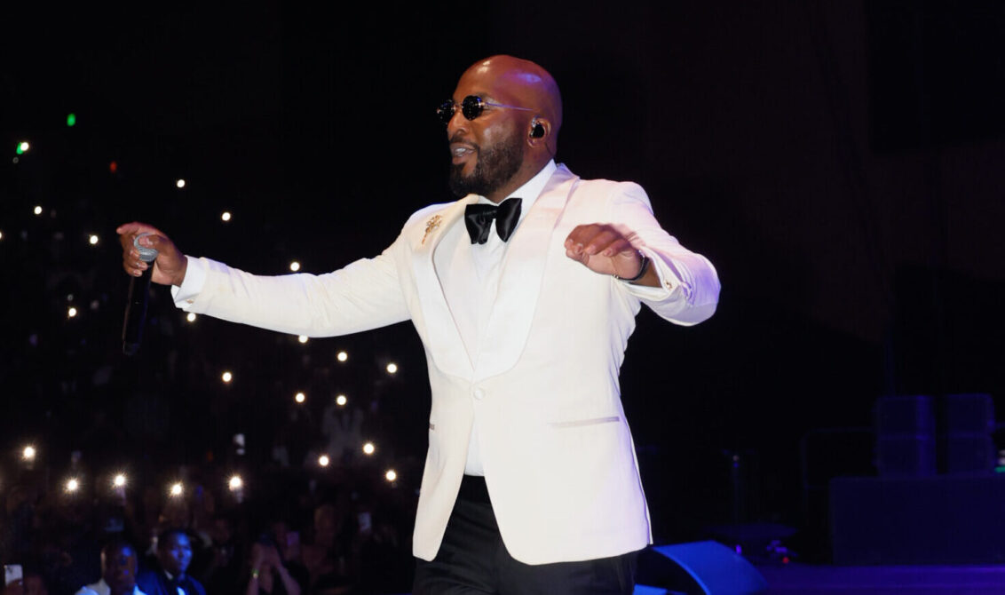 Jeezy performing on tour